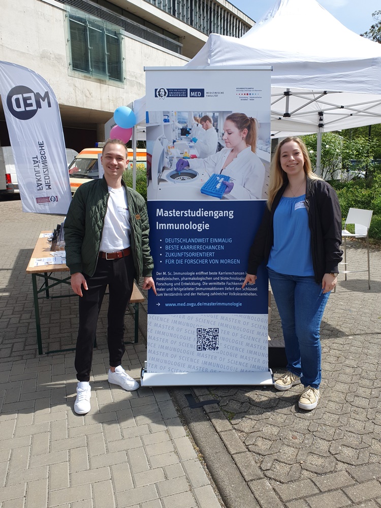 Studierende vor Master-Infostand 2024_1000.jpg